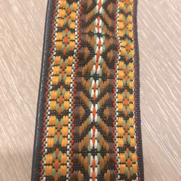 Reversible Black/Woven Fabric purse strap with gold tone hardware - Picture 4 of 9